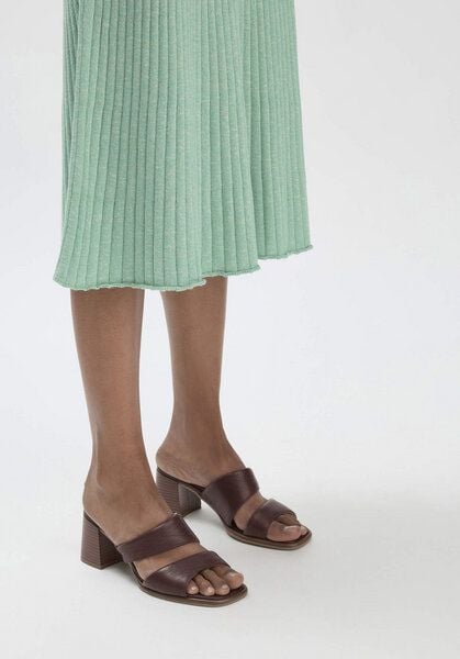 hessnatur Pantolette mit Absatz aus chromfrei gegerbtem Leder von hessnatur