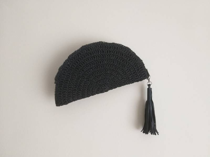 Raphia Schwarze Gehäkelte Clutch, Quasten Abendtasche, Wicker Handtasche, Half Moon Raffia Tasche, Boho Damen Portemonnaie, Sommer Strand Geldbeutel von hibbe
