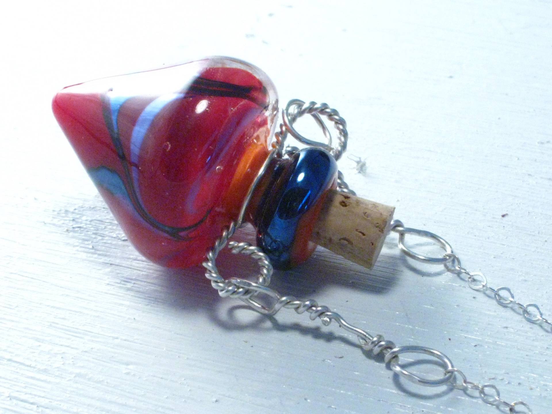 Electric Rose - Lampwork Giftflasche Halskette Electric Rose - Lampwork Giftflasche Halskette von highwaterstudios