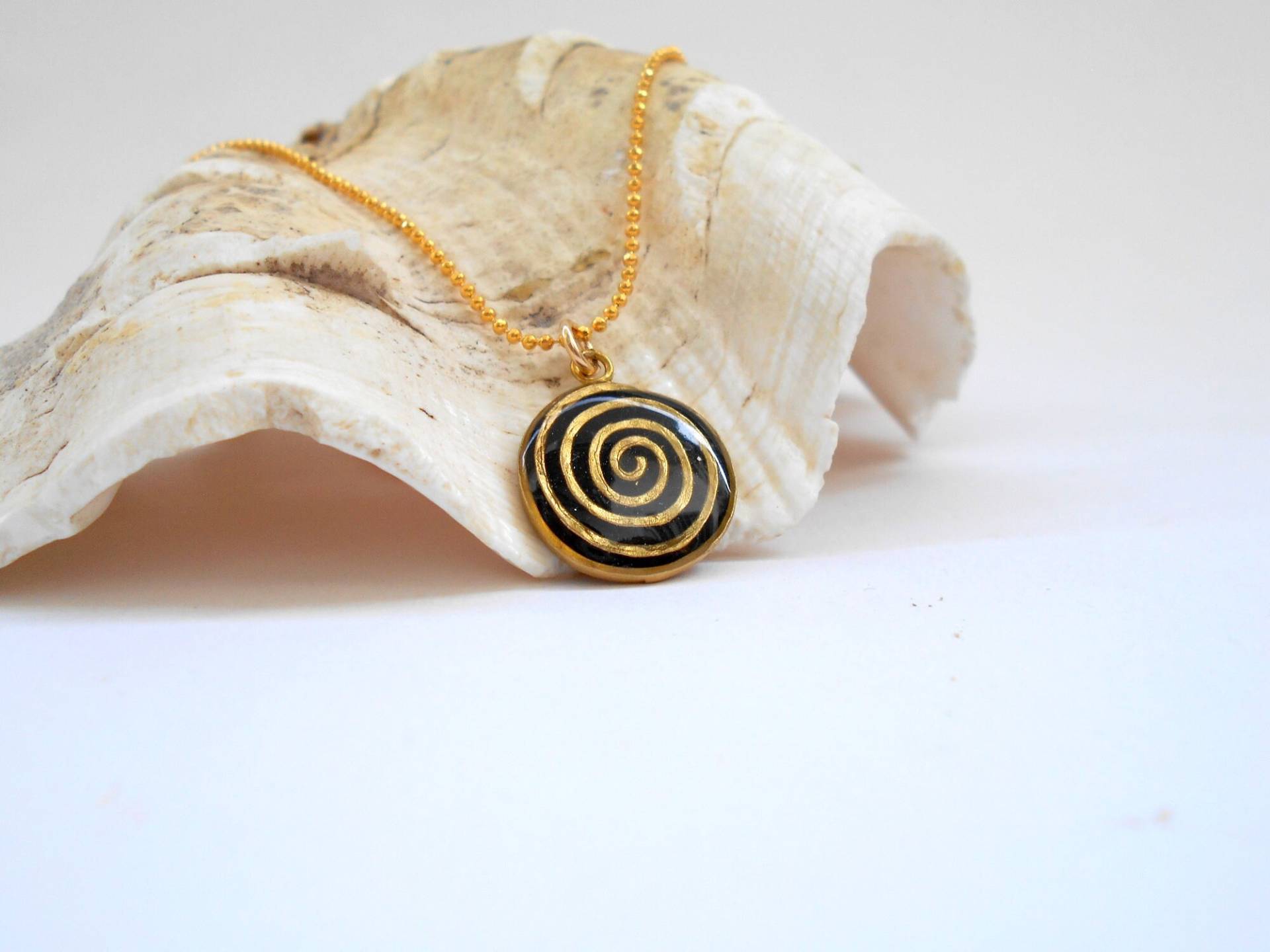 Boho Halskette, Einzigartige Schwarz & Gold Anhänger Spirale Statement Chic Harz Hippie von hilawelner