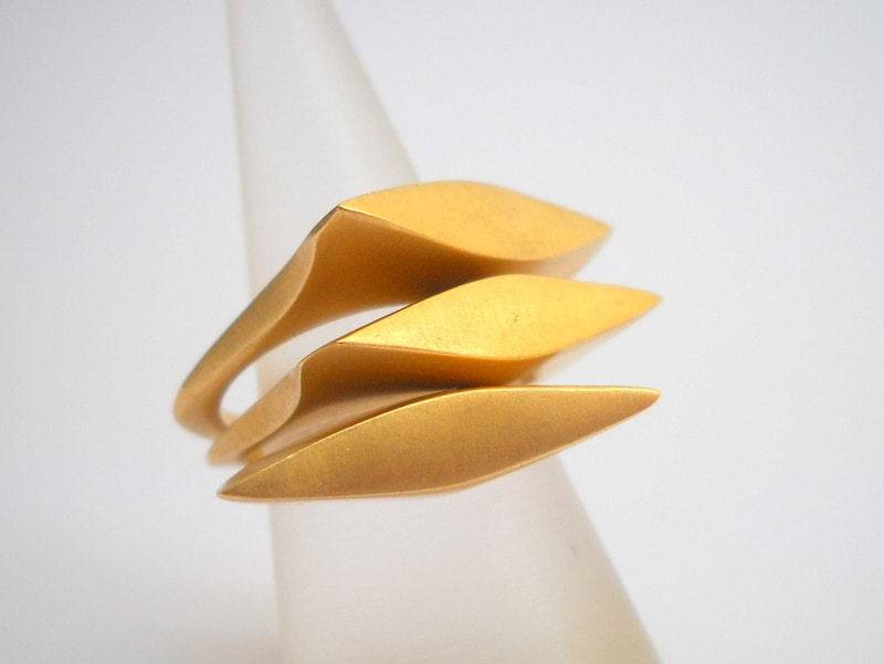 Gold Stapelringe Drei Ringe Ring Messing Unikat Silberschmied Schmuck Schmale Blattform Eleganter Israel Designer von hilawelner