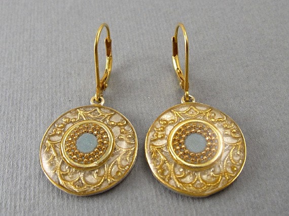 Goldene Filigrane Ohrringe Mit Grauer Mitte Umgeben Von Goldenen Punkten, Sterling Silber Ohrringe, Ohrhänger von hilawelner