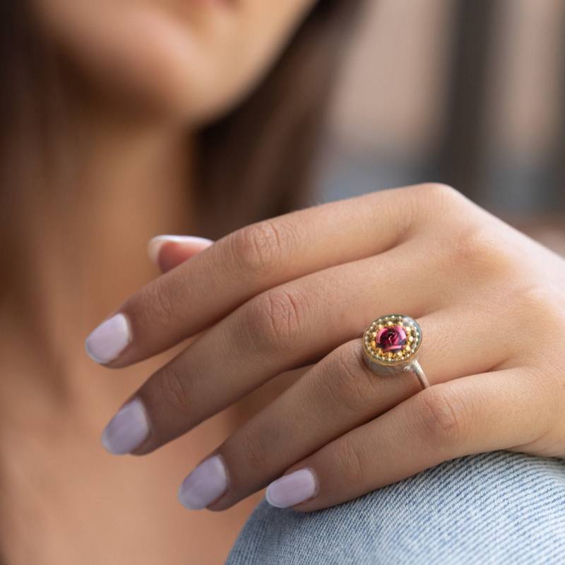 Silberring Rosenring - Sterling Silberring Metall Rosa Und Goldene Punkte Auf Mint Gehämmertes Silberband von hilawelner