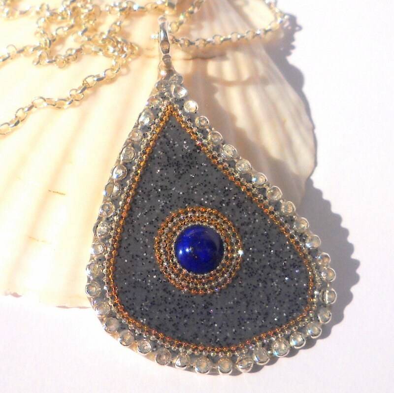 Tropfen Silber Anhänger Eingelegt Mit Lapislazuli Cabochon, Natürliche Form Smokey Graue Oberfläche, Und Goldenen Punkten, Einzigartiges Design von hilawelner