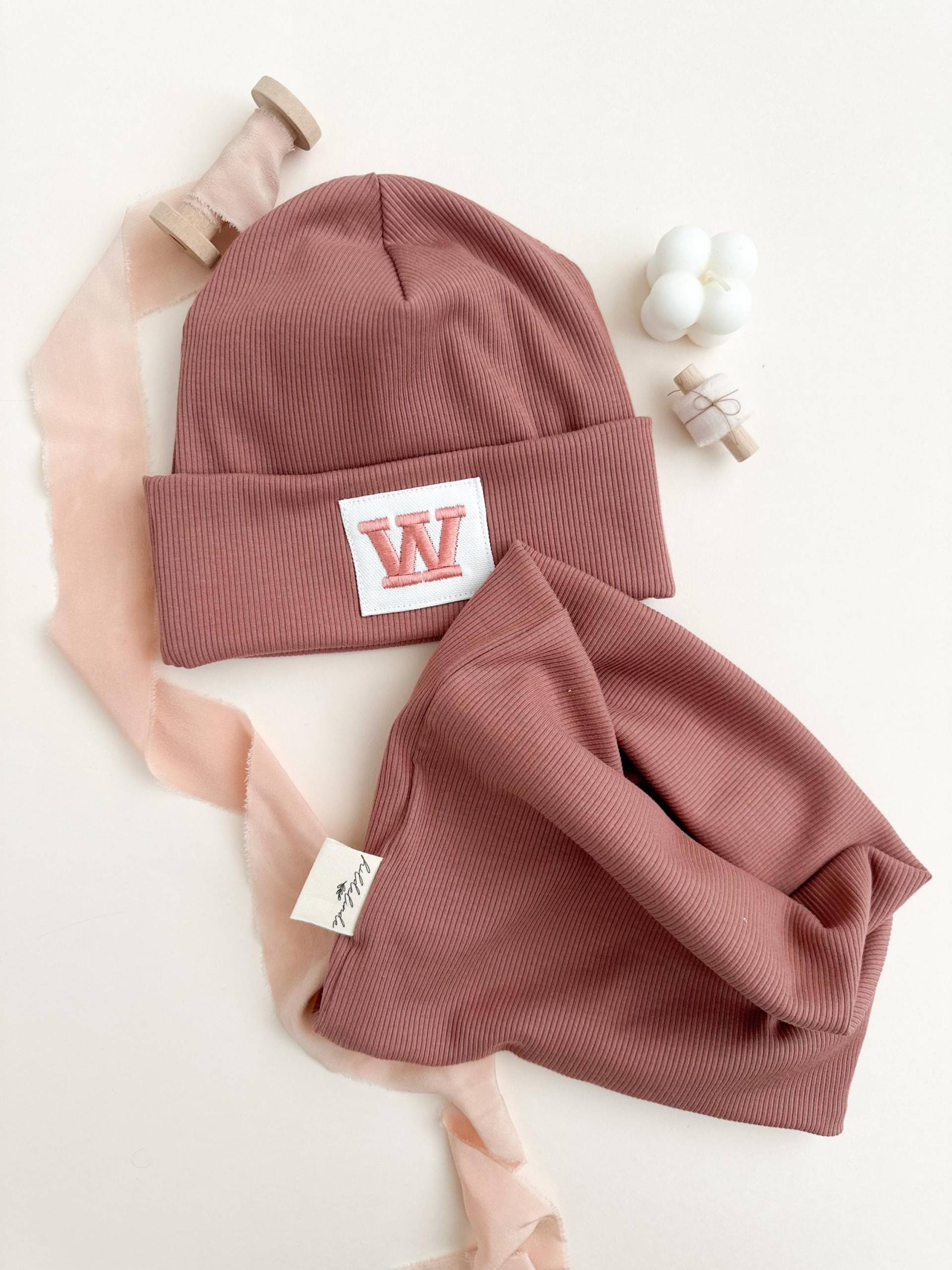 Rib - Jersey Beanie Mütze Mit Gestickten Initialen Oder Ein Motiv Deiner Wahl Und Passendem Loop Schal Im Set Rib - Jersey Beanie Mütze Mit Gestickten Initialen Oder Ein Motiv Deiner Wahl Und Passendem Loop Schal Im Set von hildelinde