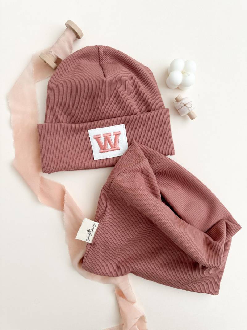 Rib - Jersey Beanie Mütze Mit Gestickten Initialen Oder Ein Motiv Deiner Wahl Und Passendem Loop Schal Im Set Rib - Jersey Beanie Mütze Mit Gestickten Initialen Oder Ein Motiv Deiner Wahl Und Passendem Loop Schal Im Set von hildelinde