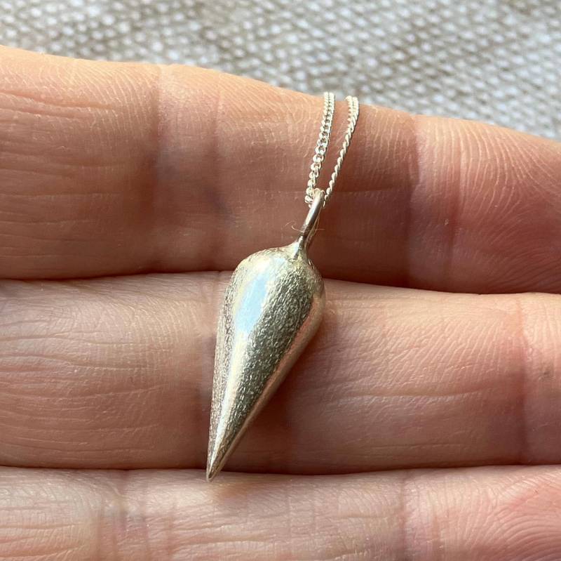Minimalist Silber Teardrop Anhänger - Handgemachte Halskette Minimalist Silber Teardrop Anhänger - Handgemachte Halskette von hilomilo