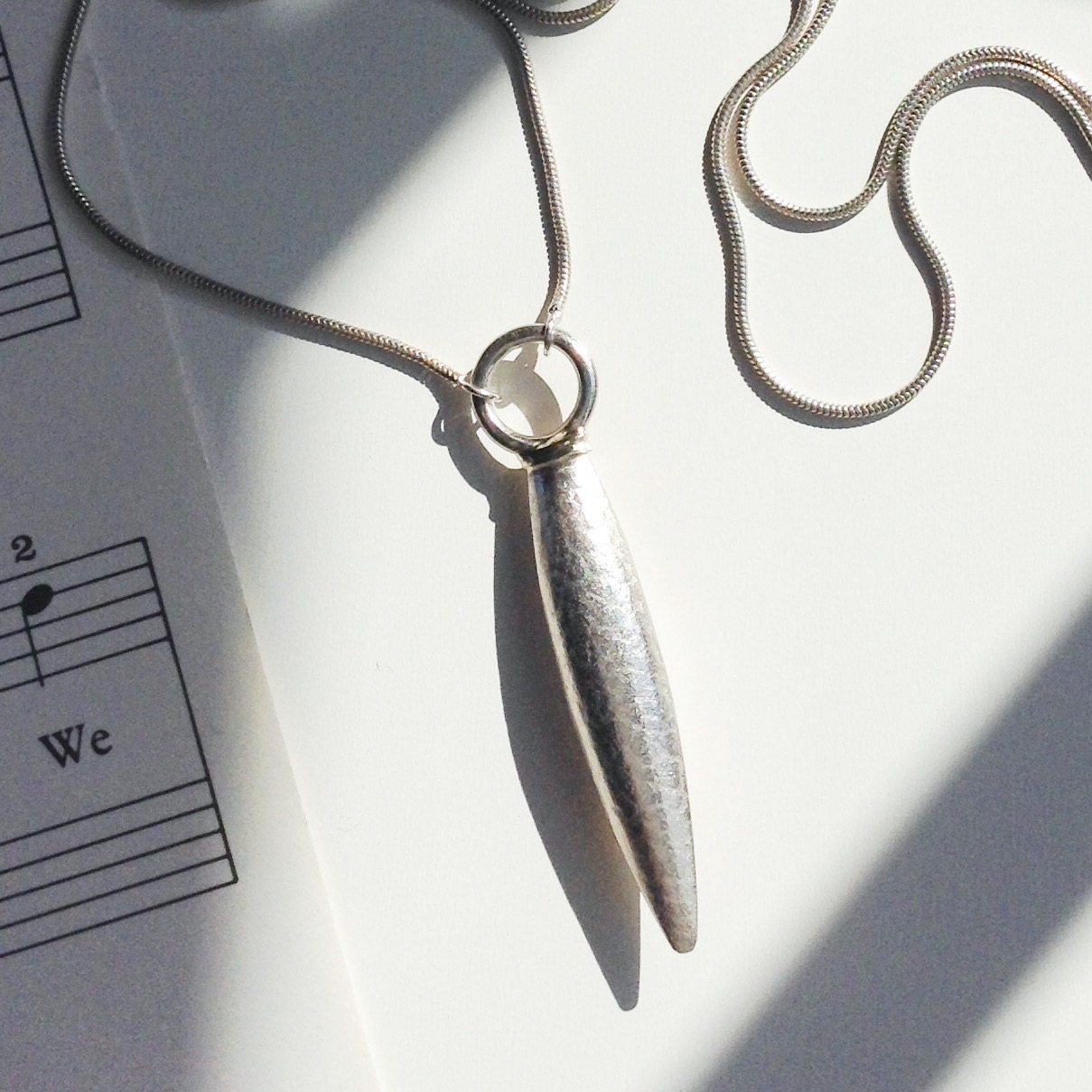 Samenkapsel Anhänger Halskette in Sterling Silber Und Gold Punziert Samenkapsel Anhänger Halskette in Sterling Silber Und Gold Punziert von hilomilo