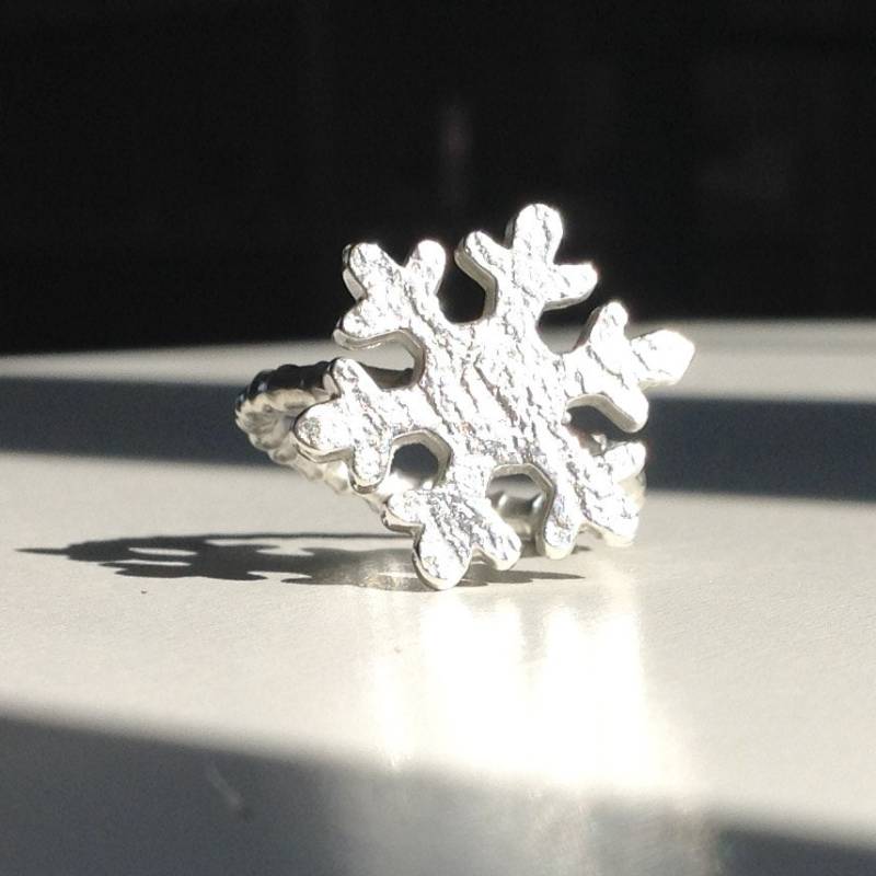 Schneeflockenring Aus Massivem Sterlingsilber | Weihnachtsschmuck Festlicher Statement Ring von hilomilo