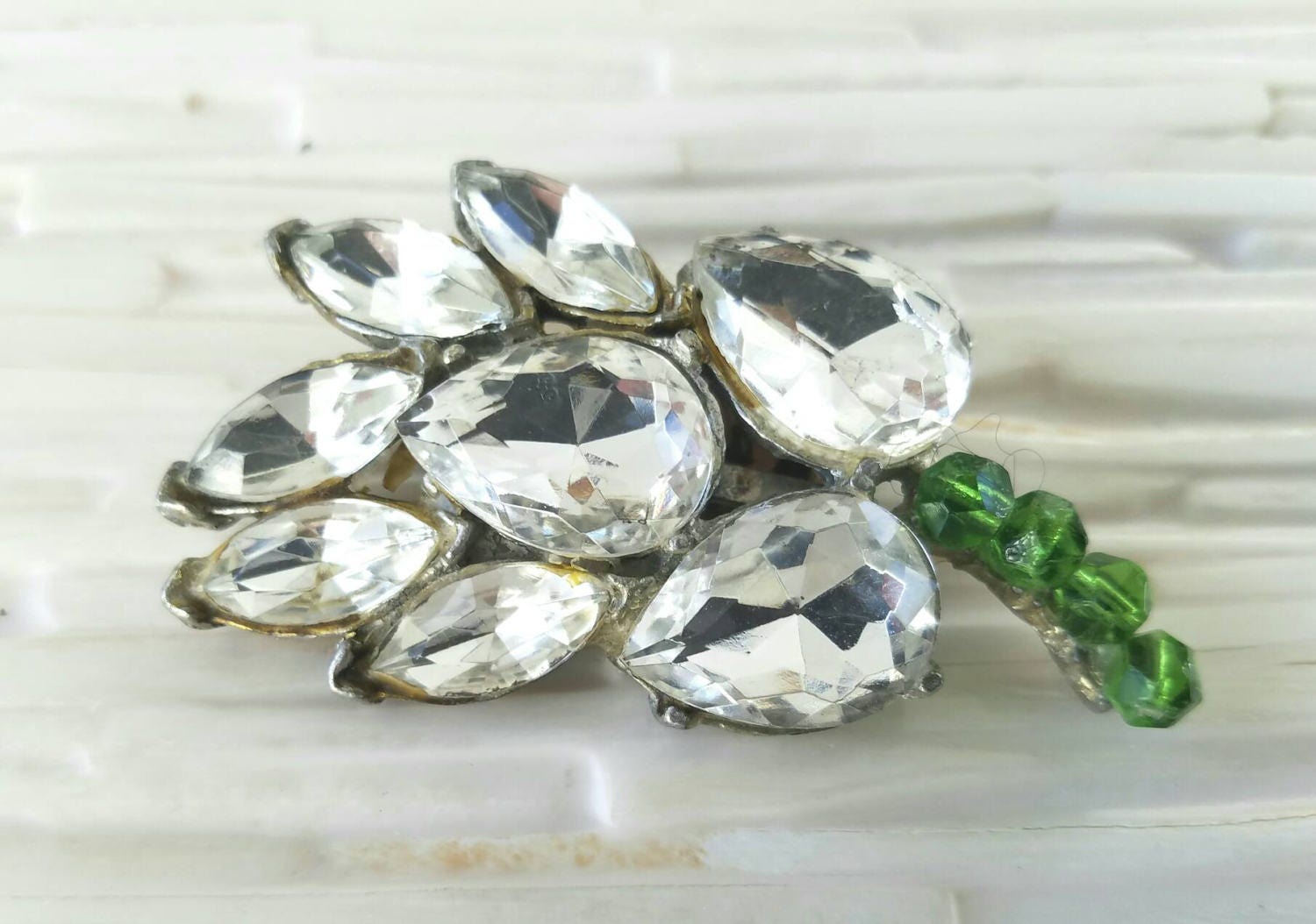 Teardrop Strass Brosche Mit Grünem Stiel & Perlen von hipV