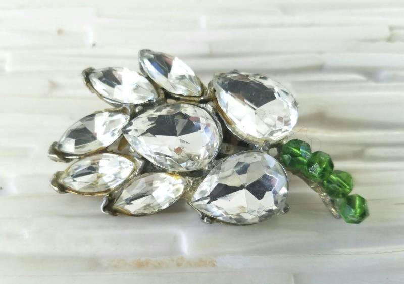 Teardrop Strass Brosche Mit Grünem Stiel & Perlen von hipV