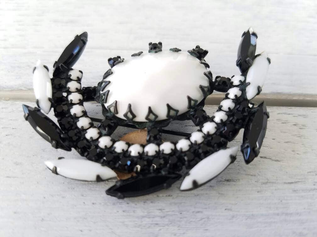 Vintage Schwarz-Weiße Milchglas Brosche von hipV