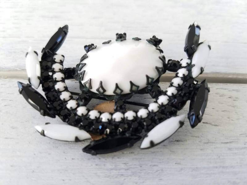 Vintage Schwarz-Weiße Milchglas Brosche Vintage Schwarz-Weiße Milchglas Brosche von hipV