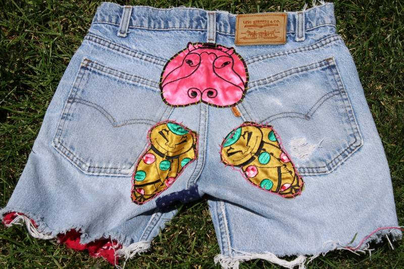 Vintage Hoch Taillierte Levi Upcycled in Cutoffs Patches Und Stickerei Benutzerdefinierte von hiphuggie