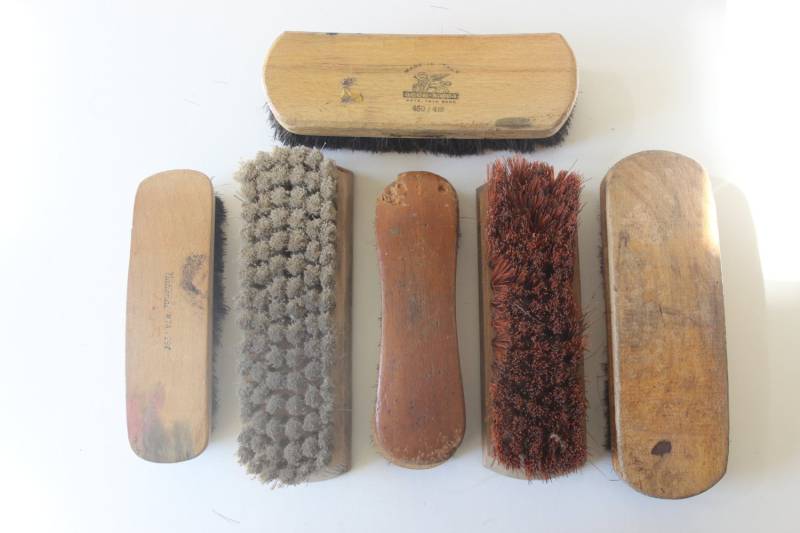 Vintage Schuh Glanz Pinsel Sammlung Holz Behandelt Bürsten Kit Mann Höhle Dekor von hiphuggie
