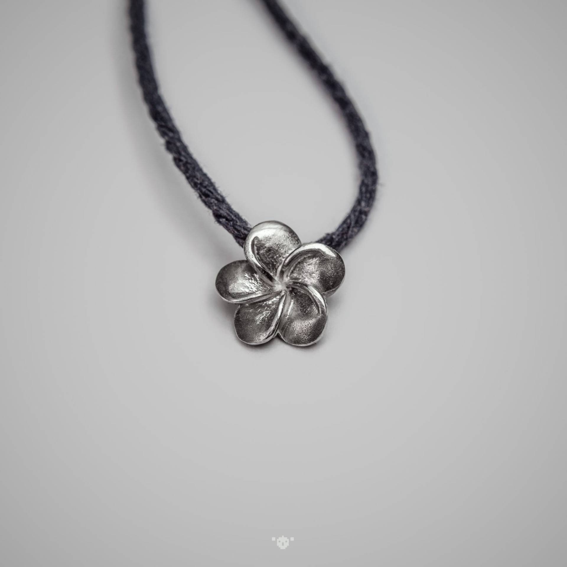 Frangipani-Anhänger Aus Sterlingsilber Von H I P I E K O A L Art Jewelry Frangipani-Anhänger Aus Sterlingsilber Von H I P I E K O A L Art Jewelry von hippiekoala