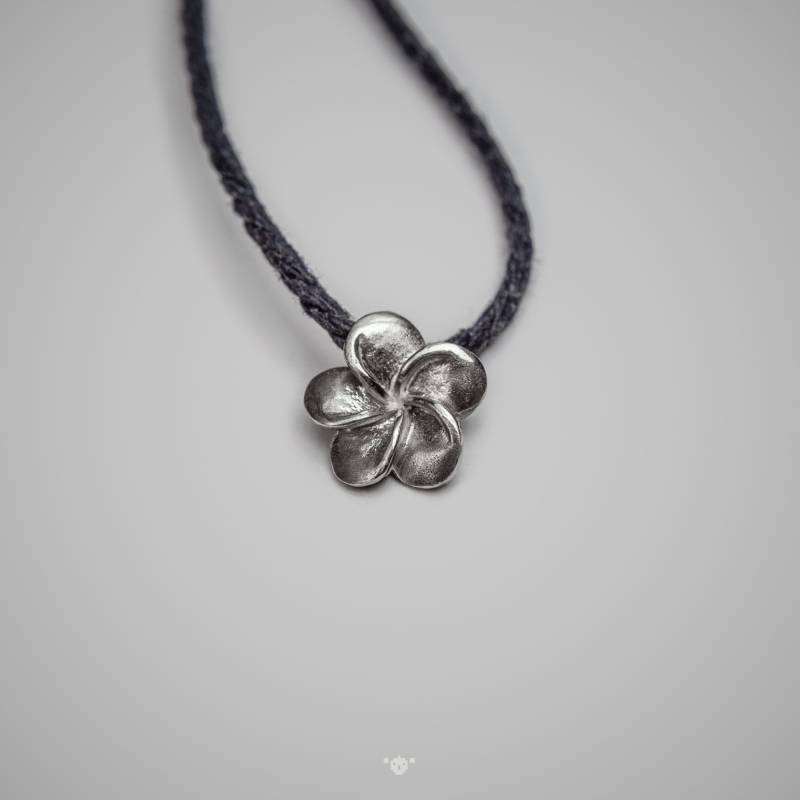 Frangipani-Anhänger Aus Sterlingsilber Von H I P I E K O A L Art Jewelry Frangipani-Anhänger Aus Sterlingsilber Von H I P I E K O A L Art Jewelry von hippiekoala