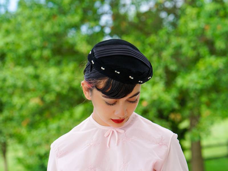 Schwarzer Vintage Wollperlen Halbhut, Schließen Hut, 1950Er-60Er Cocktail Teeparty Retro Hut von hisandhervintage