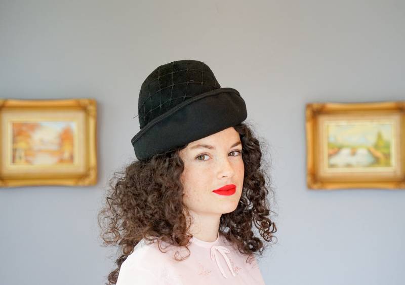 Vintage 1940Er-50Er Derby Hut Aus Wollfilz, Hut, Frauen Bowler Cocktail Midcentury Teenager Vintage 1940Er-50Er Derby Hut Aus Wollfilz, Hut, Frauen Bowler Cocktail Midcentury Teenager von hisandhervintage