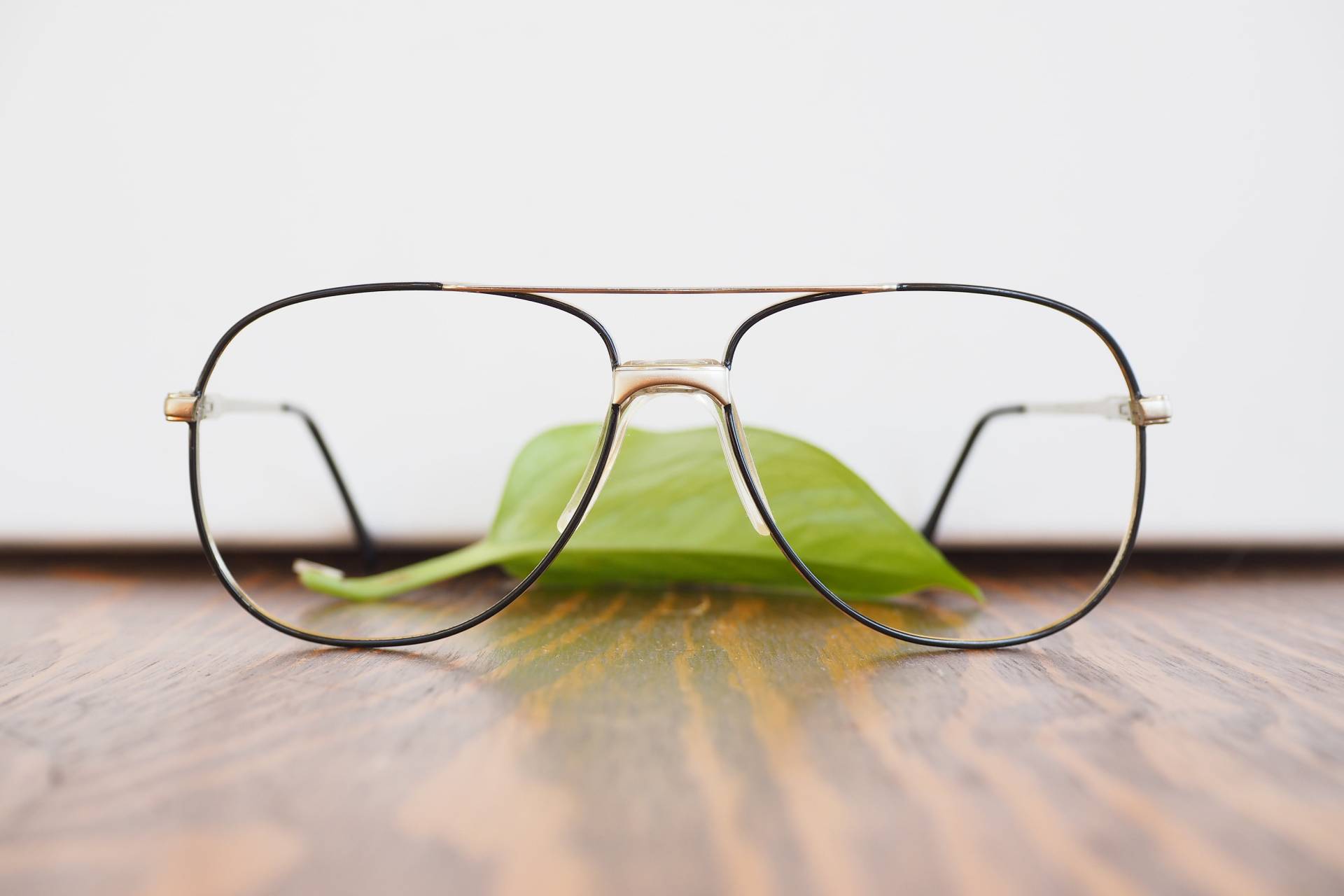 Vintage 70Er Jahre Brille/Aviator New Old Stock 1970Er Rahmen Silber Getönt Mit Schwarzer Emaille Von Liberty Optik Made in Usa Federscharniere von hisandhervintage