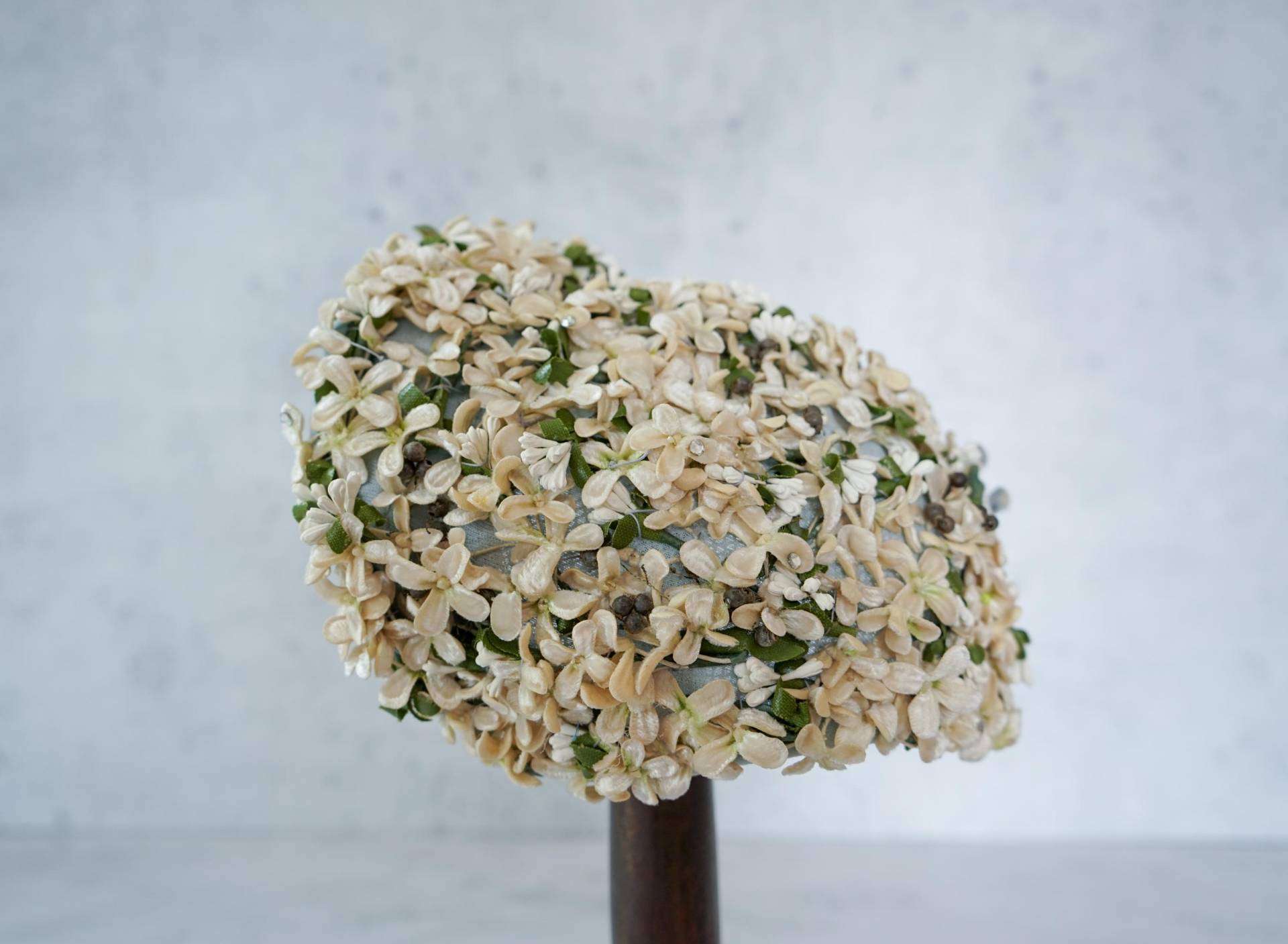 Vintage Blumen Hut, 1950Er-60Er Jahre Frauen Teeparty Hochzeitshut, Waldfee Fascinator Mini Hut von hisandhervintage