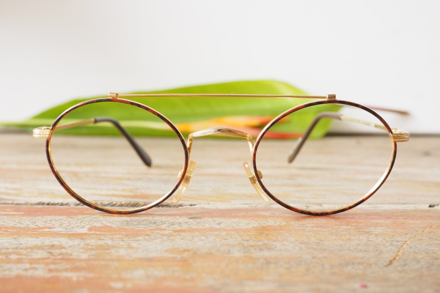 Vintage Brille 1990S Wire Rim Von Dk Havana Ovale Rahmen Gold Getönt Mit Schildpatt Emaille New Old Stock von hisandhervintage