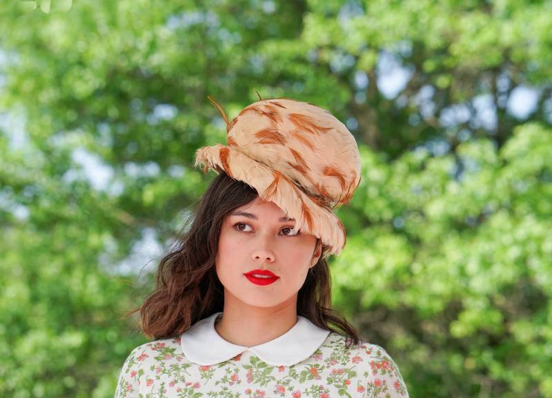 Vintage Feder Eimer Hut, Cloche 1950Er-60Er Jahre Mod Frauen Tea-Party Hochzeitshut Vintage Feder Eimer Hut, Cloche 1950Er-60Er Jahre Mod Frauen Tea-Party Hochzeitshut von hisandhervintage