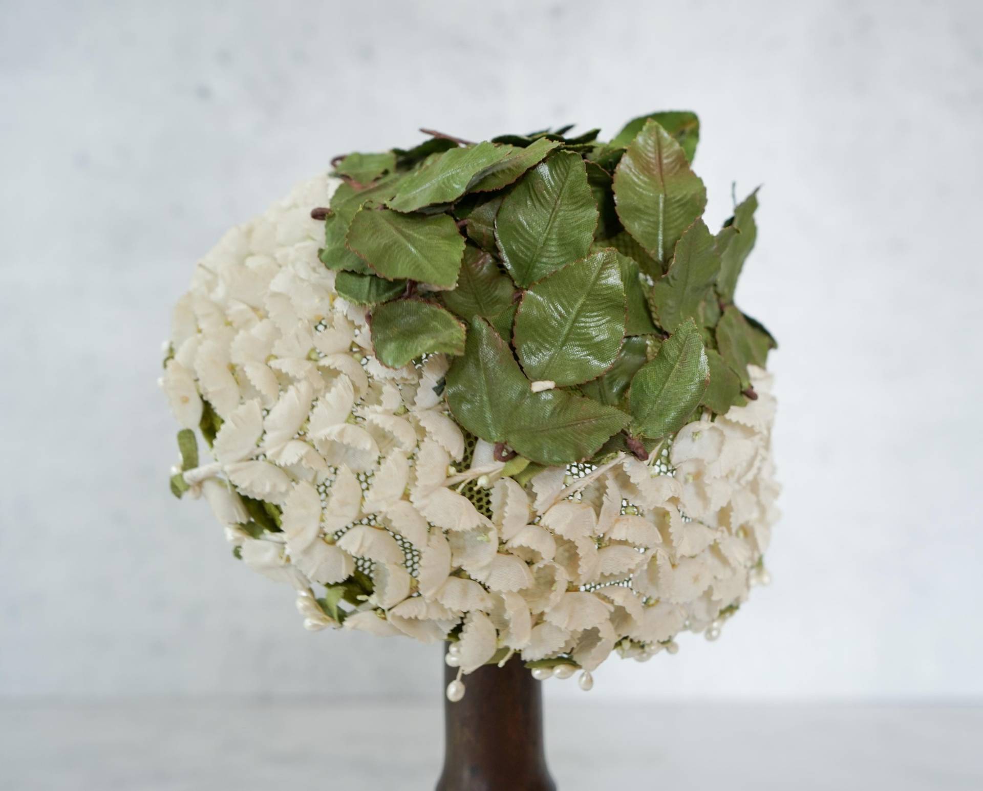 Vintage Maiglöckchen Blumen Pixie Cloche Hut, Retro Mcm Frauen Teeparty Waldfee Hochzeitshut von hisandhervintage