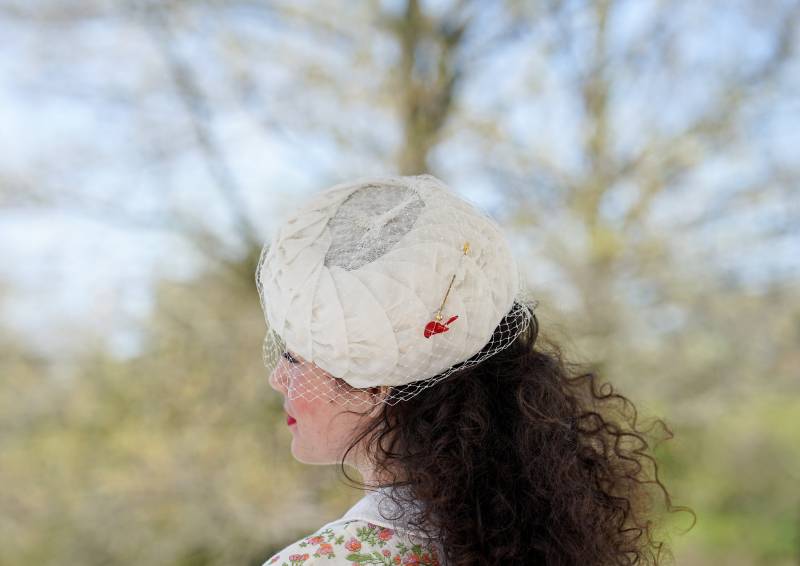 Vintage Schleife Pillbox Hut Glas Vogel Pin, 1950Er-60Er Jahre Hut, Teeparty Mcm Hochzeitshut, Frauenhut von hisandhervintage