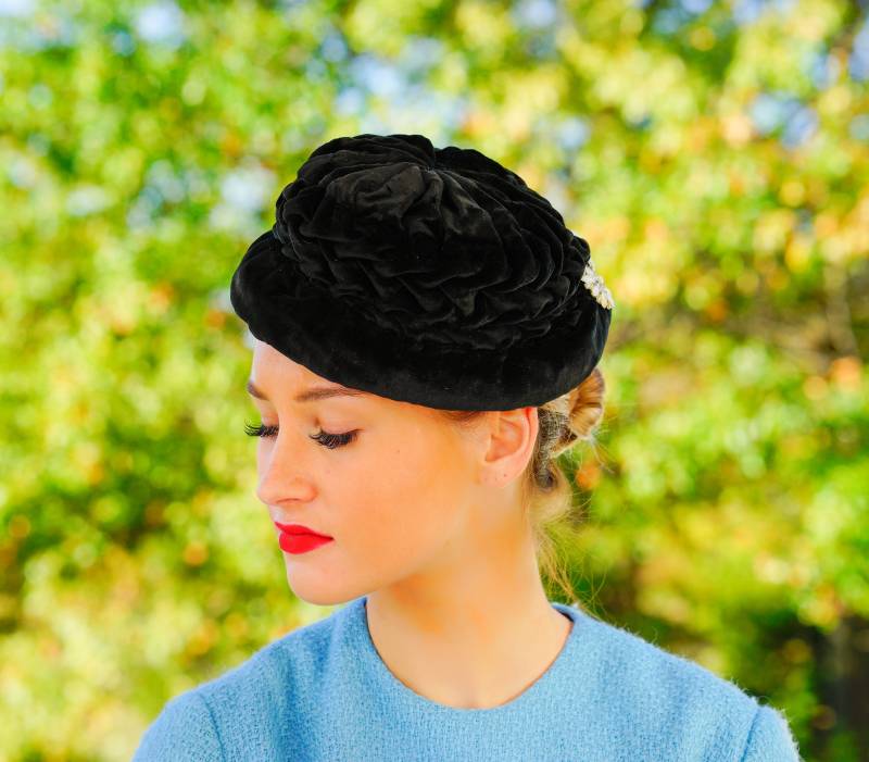 Vintage Schwarzer Samt Eimer Hut, 1950Er-60Er Jahre Winter Cocktail Hut Vintage Schwarzer Samt Eimer Hut, 1950Er-60Er Jahre Winter Cocktail Hut von hisandhervintage