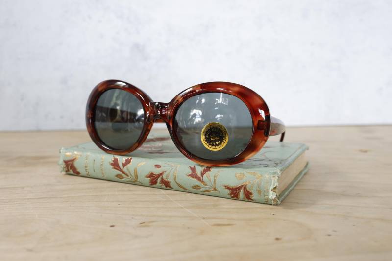 Vintage Sonnenbrille 1980Er Jahre Braun Tone New Old Stock Made in Korea Courtney Love Kurt Cobain Sonnenbrille Vintage Sonnenbrille 1980Er Jahre Braun Tone New Old Stock Made in Korea Courtney Love Kurt Cobain Sonnenbrille von hisandhervintage