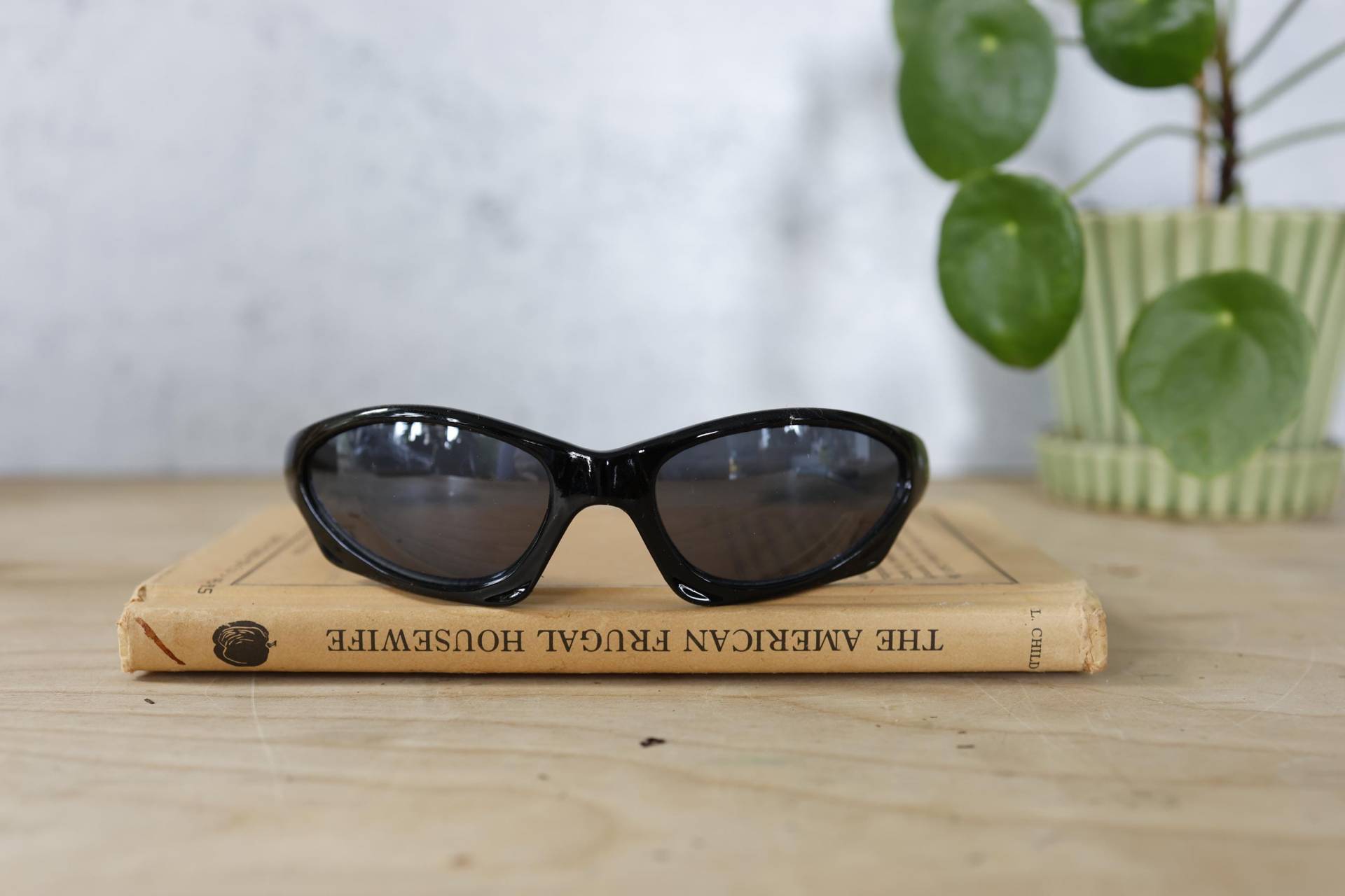 Vintage Sonnenbrille 1990Er Jahre Ebenholz Ton Boden Wickeln New Old Stock Y2K Rave Matrix Mittel Seitenbrille von hisandhervintage