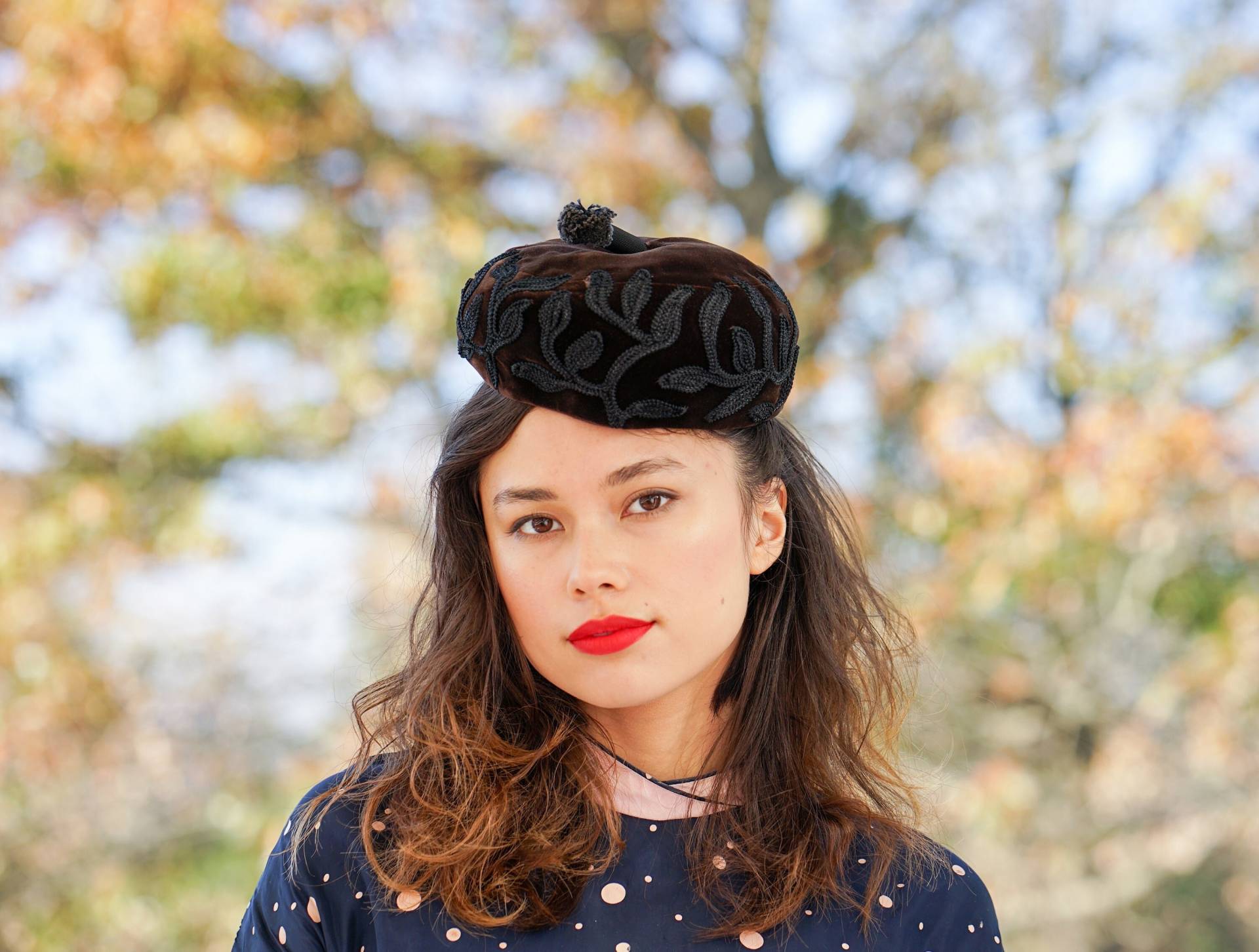 Vintage Stickerei Samt Pillbox Hut, Baskenmütze 1950Er-60Er Jahre Frauen Kirchenhut, Tea-Party Retro Hut von hisandhervintage