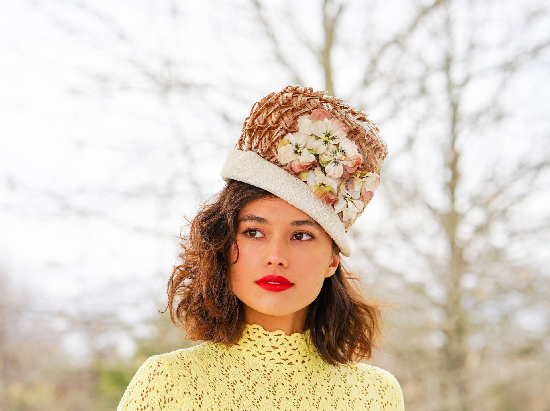 Vintage Stroh Blumen Cloche Hut, 1950Er 60Er Jahre Frauen Tea-Party Cocktailhut, Kentucky Derby Hochzeitshut von hisandhervintage