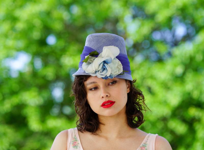 Vintage Stroh Blumen Cloche Hut, 1950Er-60Er Jahre Pfirsich Korb Frauen Tea-Party Kentucky Derby Hochzeitshut Vintage Stroh Blumen Cloche Hut, 1950Er-60Er Jahre Pfirsich Korb Frauen Tea-Party Kentucky Derby Hochzeitshut von hisandhervintage