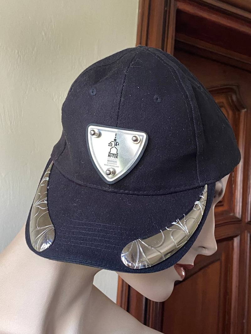 Unisex Schwarze Baseballkappe Mit Metallhörnern Ausgefallenes Unikat von hitekdesigns