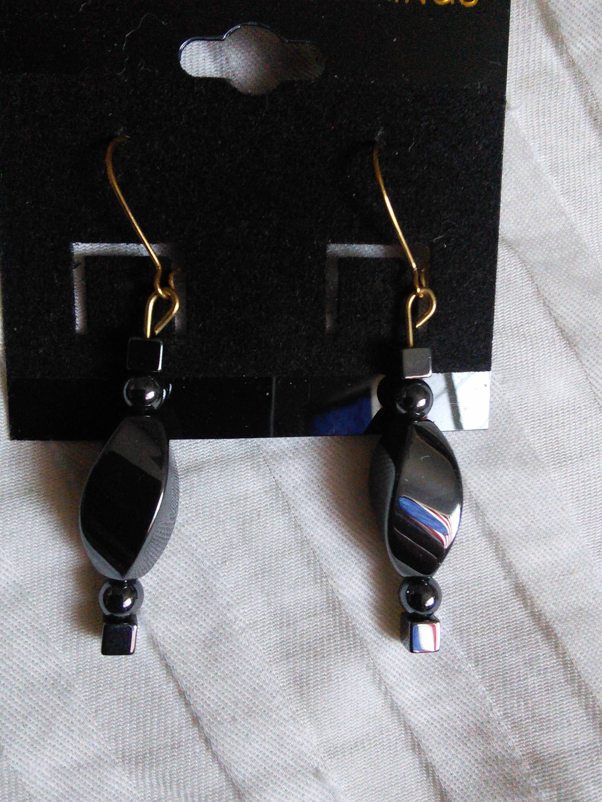 Schwarze Metallic Perlen Hängeohrringe Schwarze Metallic Perlen Hängeohrringe von hjmugillecuty