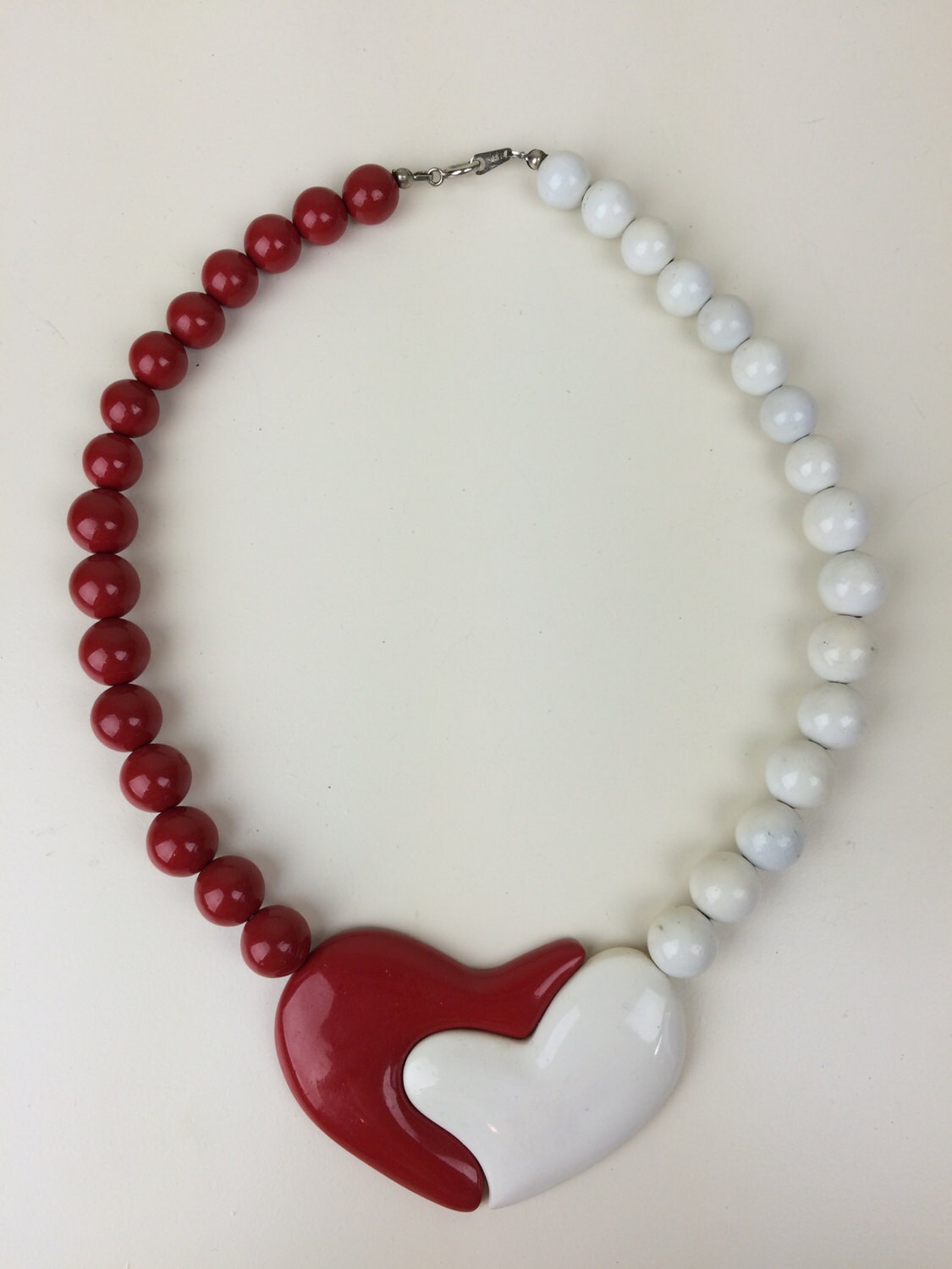 Vintage Rot-Weiße Herz-Anhänger Perlenkette 80Er Jahre von hkvintage