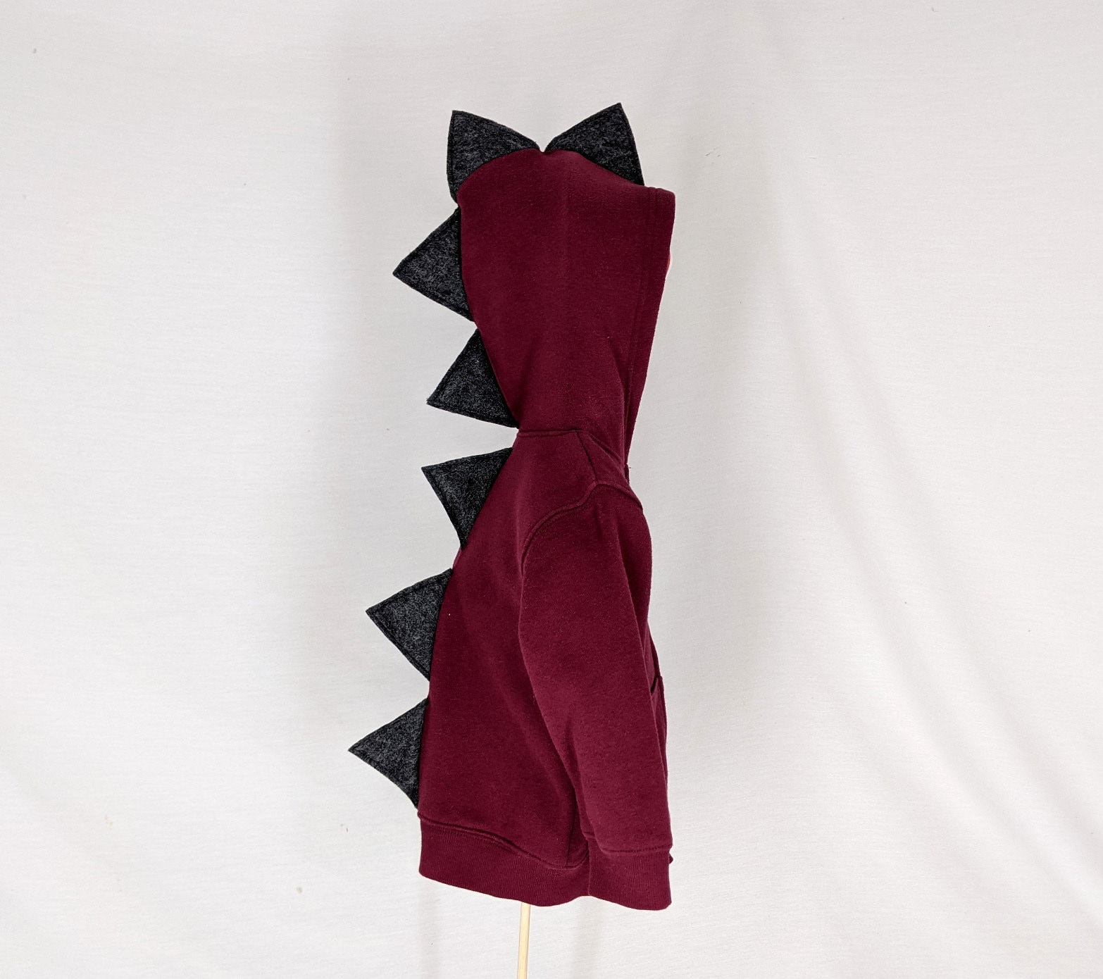 Weinroter Dinosaurier Kapuzenpullover Mit Dunkelgrauen | Oder Einer Anderen Farbe Stacheln Weinroter Dinosaurier Kapuzenpullover Mit Dunkelgrauen | Oder Einer Anderen Farbe Stacheln von hmmSewCrafty