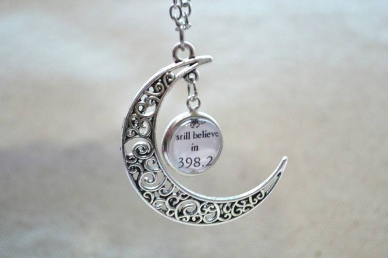 "Die Märchen Halskette, Crescent Moon "I Still Believe in 398.2" Anhänger 3D Hallow Bild Halskette | xl005" von hmpisces