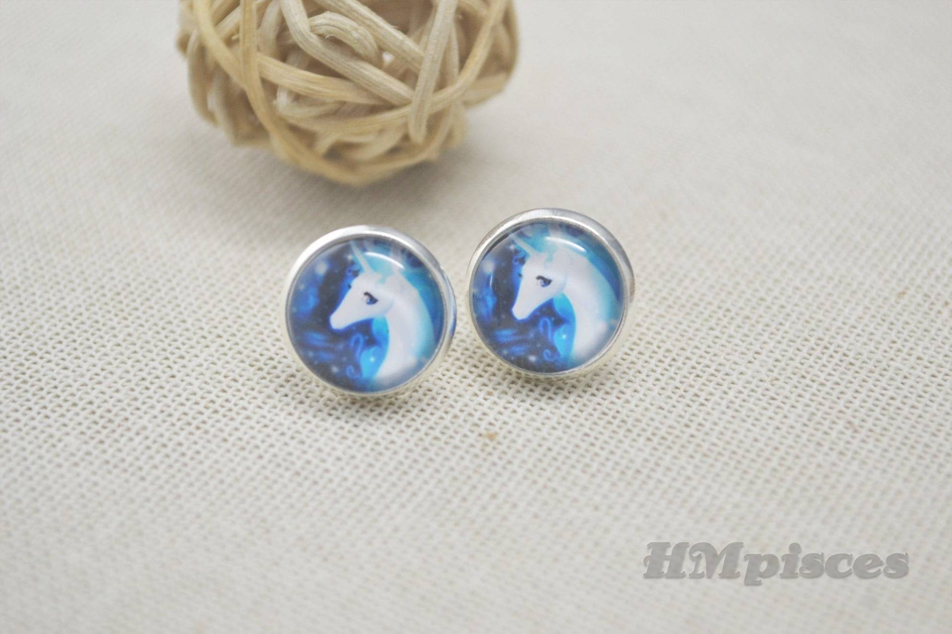 Einhorn Ohrringe, Ohrstecker, Märchen Bild Ohrstecker Geschenk, Weißes Glaskuppel Foto Ohrringe | Eh7901 von hmpisces