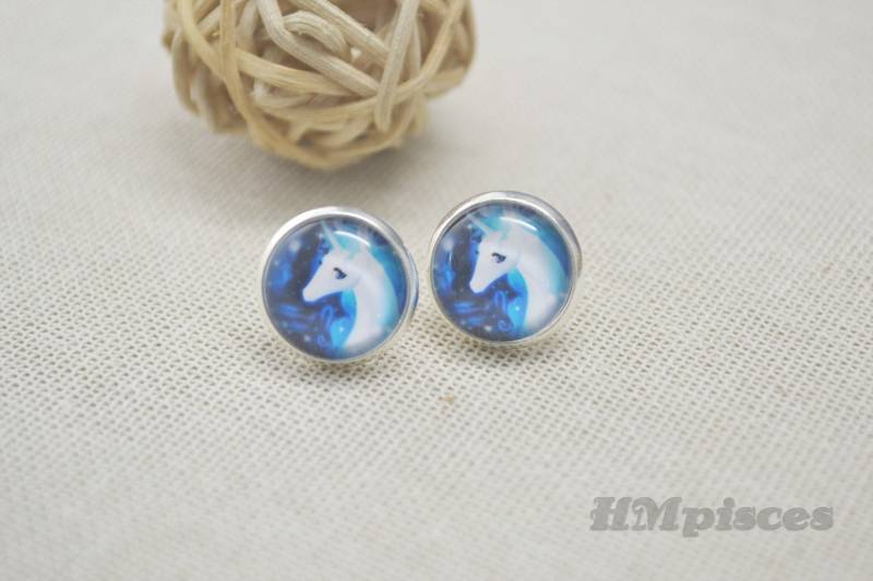 Einhorn Ohrringe, Ohrstecker, Märchen Bild Ohrstecker Geschenk, Weißes Glaskuppel Foto Ohrringe | Eh7901 von hmpisces