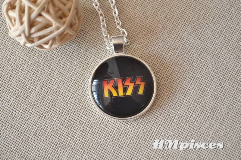 Kuss Halskette, Anhänger Ohrstecker, Manschettenknöpfe, Rock Band Zink Legierung Retro Mode Geschenk Für Fans | xl5503 von hmpisces