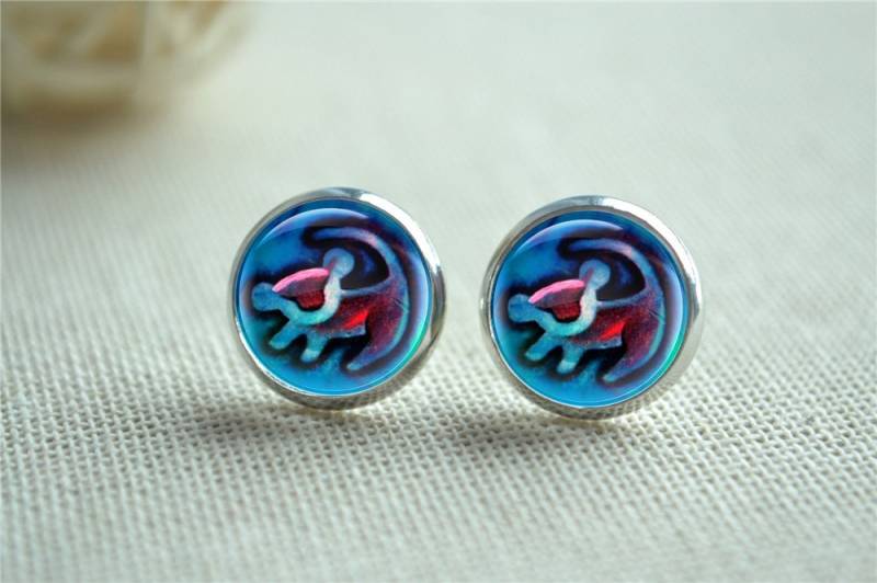 Löwe König Ohrringe, Rafiki Simba Zeichnung Ohrstecker, Glas Foto Cabochon Post Unisex Geschenk, Personalisiertes Geschenk | Er040 von hmpisces