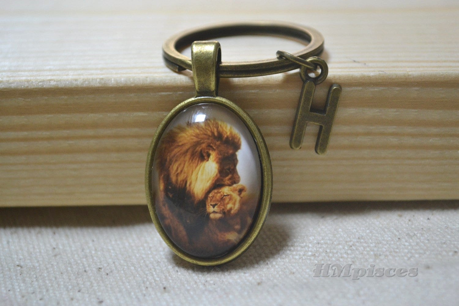 Löwe Schlüsselanhänger, König Rafiki Simba Tier Lesezeichen, Ovale Taschenuhr, Monogramm Namen Intials, Jubiläumsgeschenk | Js62504 von hmpisces