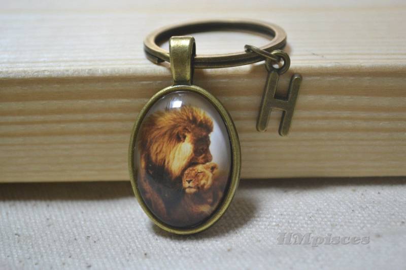 Löwe Schlüsselanhänger, König Rafiki Simba Tier Lesezeichen, Ovale Taschenuhr, Monogramm Namen Intials, Jubiläumsgeschenk | Js62504 von hmpisces