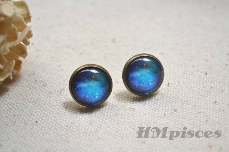 Winzige Galaxy Ohrringe, Blaue Ohrstecker, Milchstraße Post Nebel Raum Bild Glas Kuppel Unisex Geschenk | Eh82804 von hmpisces