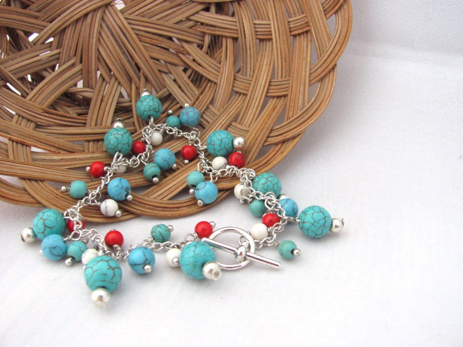 Bezauberndes Türkis-Bettelarmband, Rotes, Weißes Und Blaues Howlith-Türkis-Bettelarmband Bezauberndes Türkis-Bettelarmband, Rotes, Weißes Und Blaues Howlith-Türkis-Bettelarmband von hmrindewitt