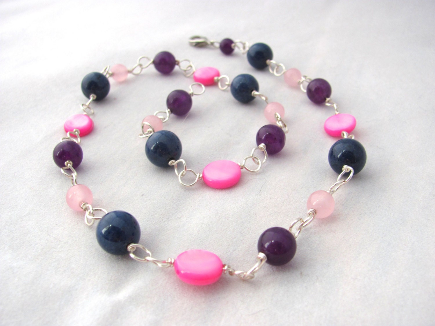 Edelstein-Collier, Lapislazuli, Rose Quarz, Amethyst, Mutter Der Perle Draht Gewickelt Halskette Edelstein-Collier, Lapislazuli, Rose Quarz, Amethyst, Mutter Der Perle Draht Gewickelt Halskette von hmrindewitt