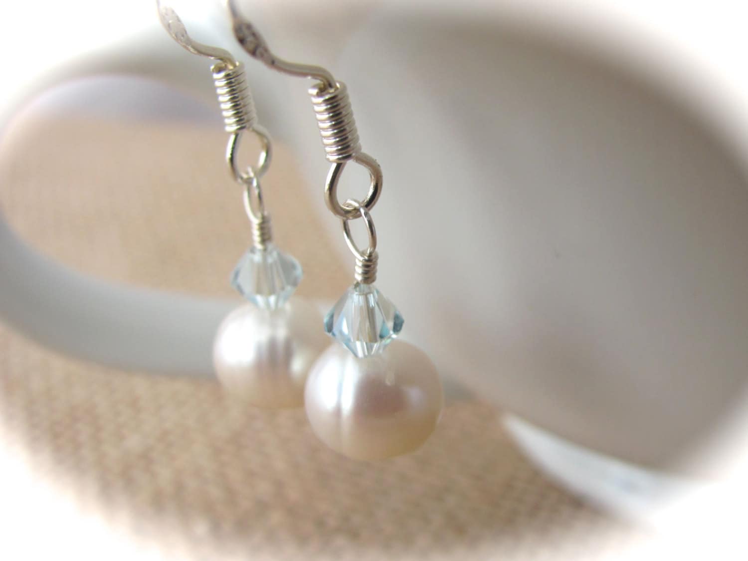 Schöne Perle Und Hellblaue Swarovski Kristall Sterling Silber Ohrringe Schöne Perle Und Hellblaue Swarovski Kristall Sterling Silber Ohrringe von hmrindewitt